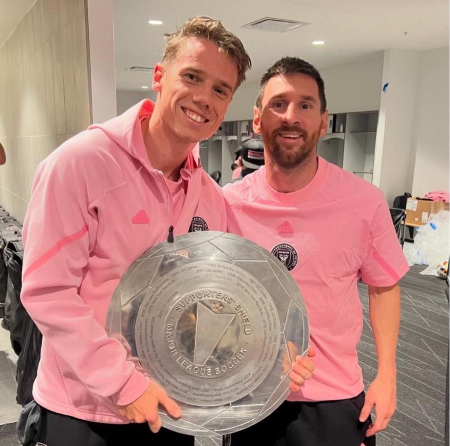 Imagen Robert Taylor y Messi con el Supporters Shield 2024. Formaron una dupla interesante en Inter Miami.