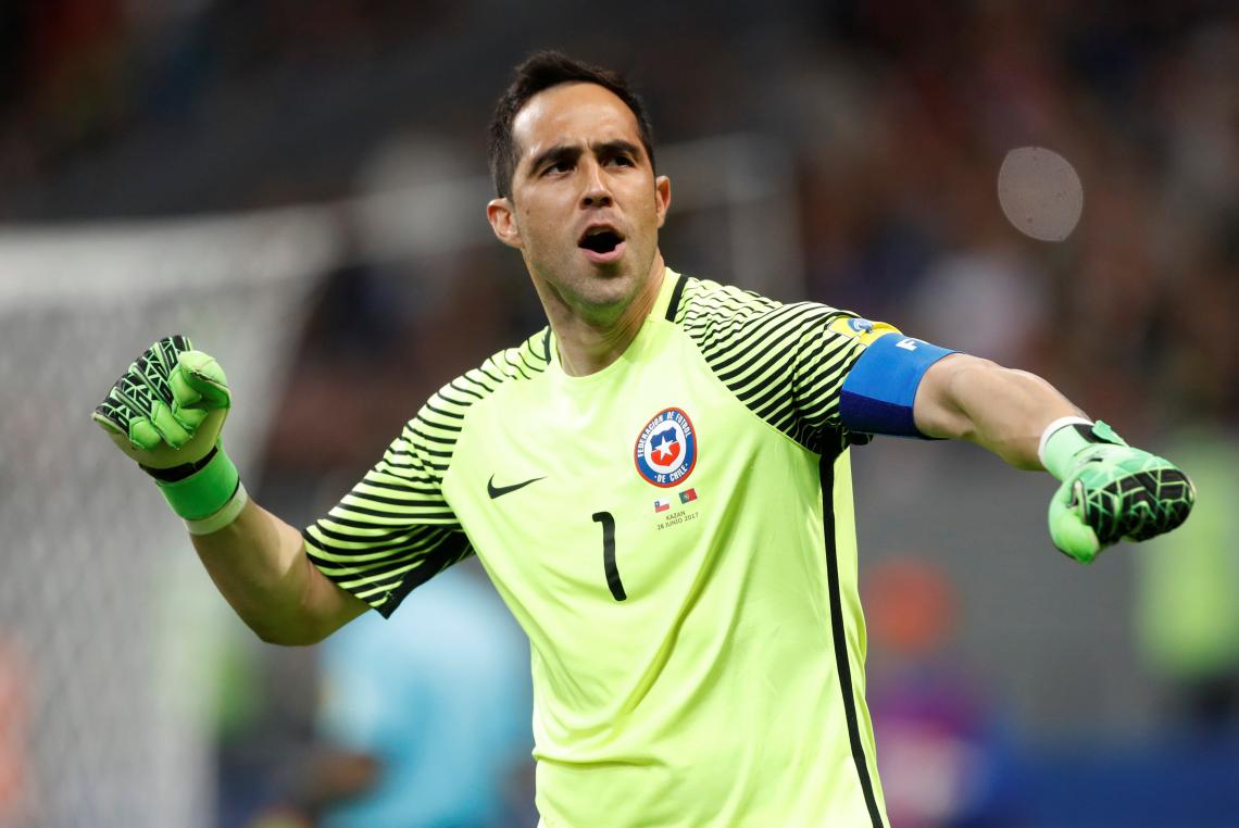 Imagen Claudio Bravo se retiró en la Copa América y podría volver si el Barcelona lo necesita.
