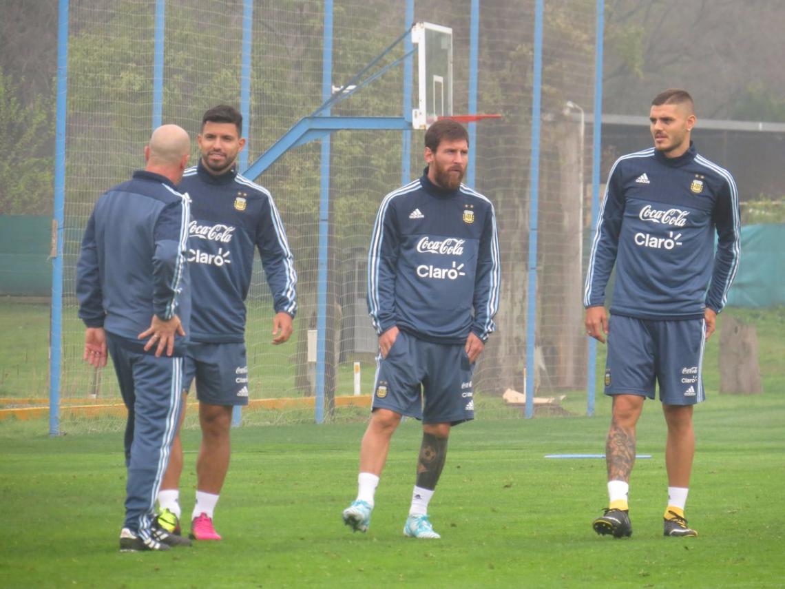Imagen Sampaoli, hablando con Messi, Aguero e Icardi durante la práctica.