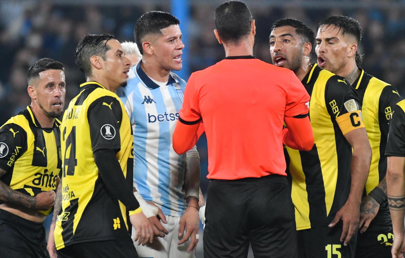 Imagen Wilmar Roldán, rodeado de futbolistas de ambos equipos. El colombiano fue muy criticado. Fotobaires.