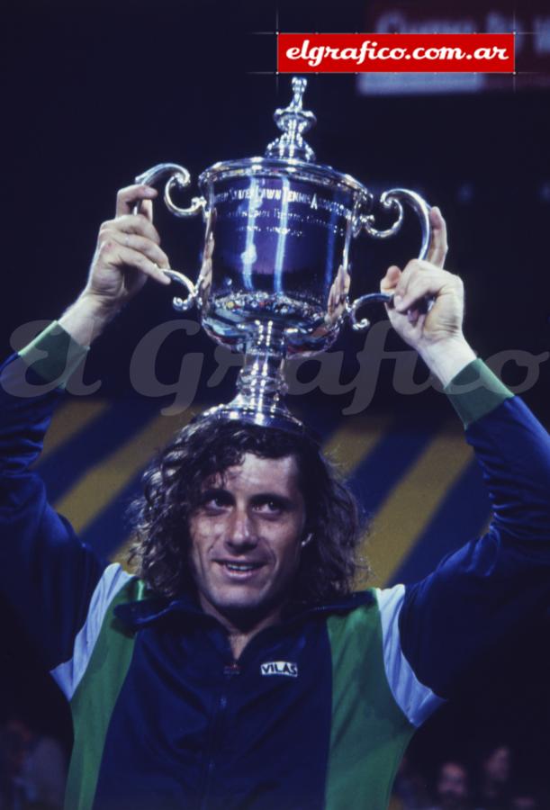 Imagen 1977. Levantando el trofeo de Forest Hills, después de uno de sus triunfos más recordados, frente al norteamericano Jimmy Connors.