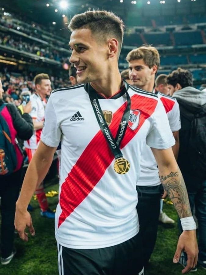 Imagen Martínez Quarta, la medalla de campeón y la sonrisa a cuestas en pleno Bernabéu. Atrás un joven Santi Sosa. MQ seguirá en River.