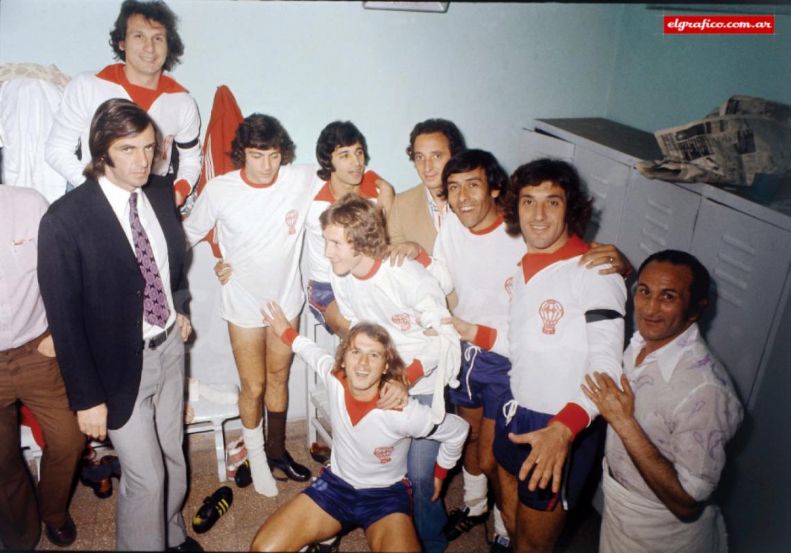 Imagen La felicidad en el vestuario Quemero: Cantú, Menotti, Brindisi, Buglione, Bábington, Avallay, Basile. y Larrosa.