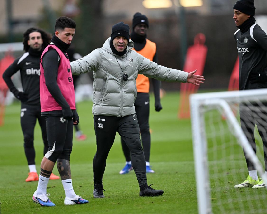 Imagen Liam Rosenior y Enzo Fernández durante la práctica de Chelsea.