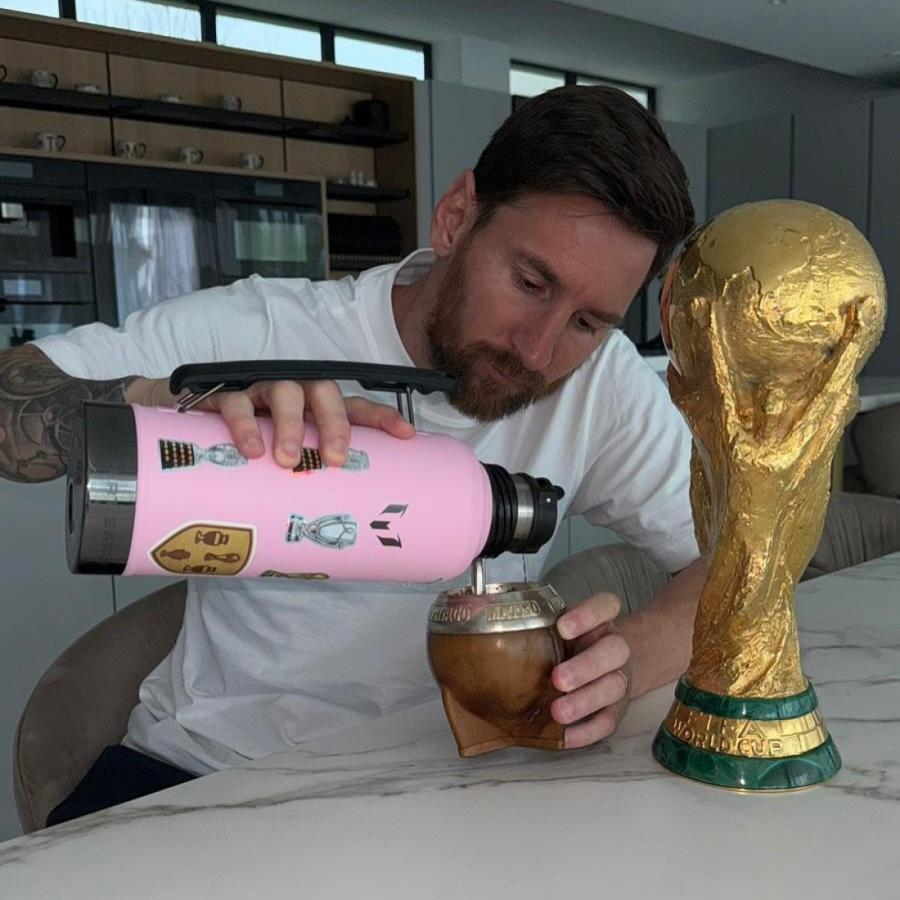 Imagen Quién pudiera: mate en mano, amanecer con la Copa del Mundo.