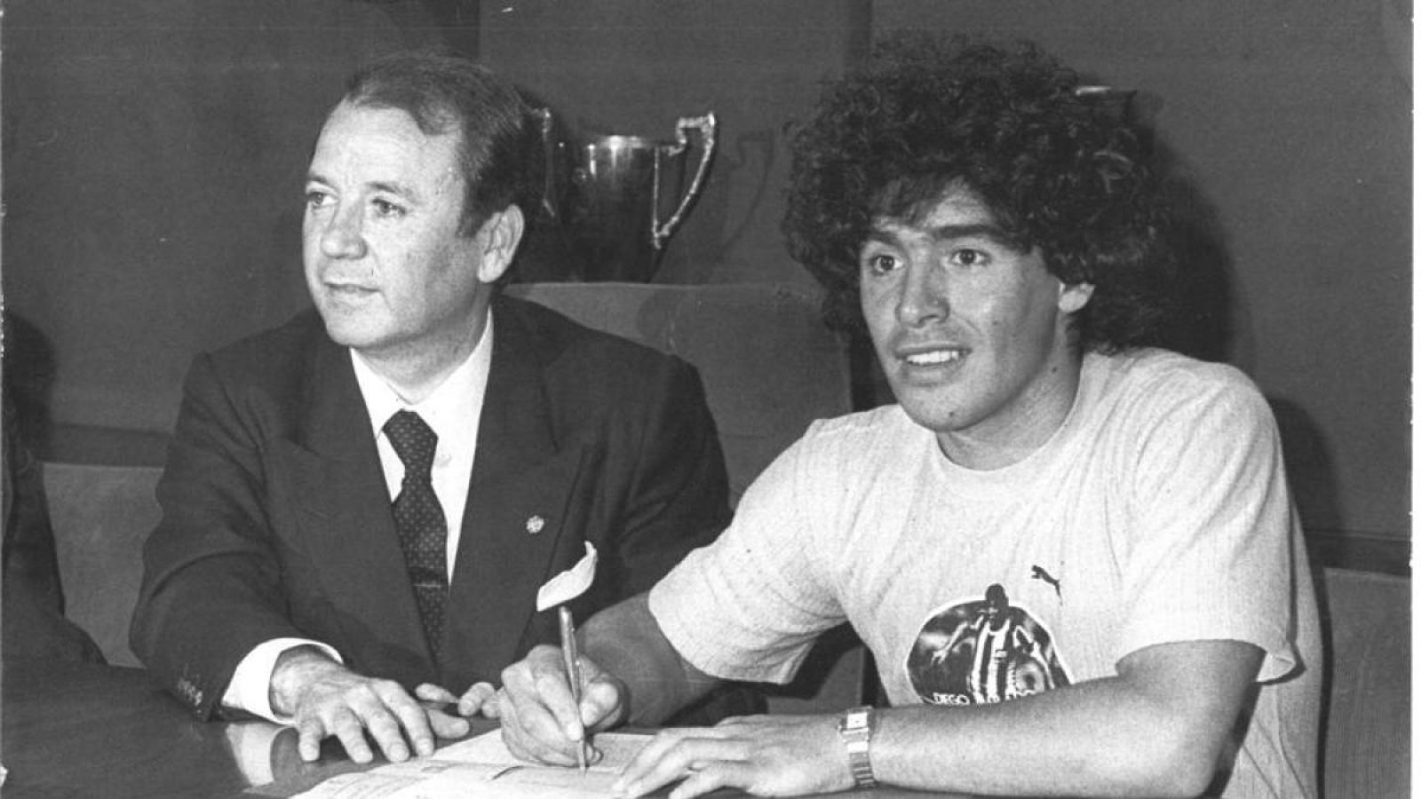 Imagen Maradona y su firma con Barcelona, que lo compró a Boca en más de 8 millones de dólares.