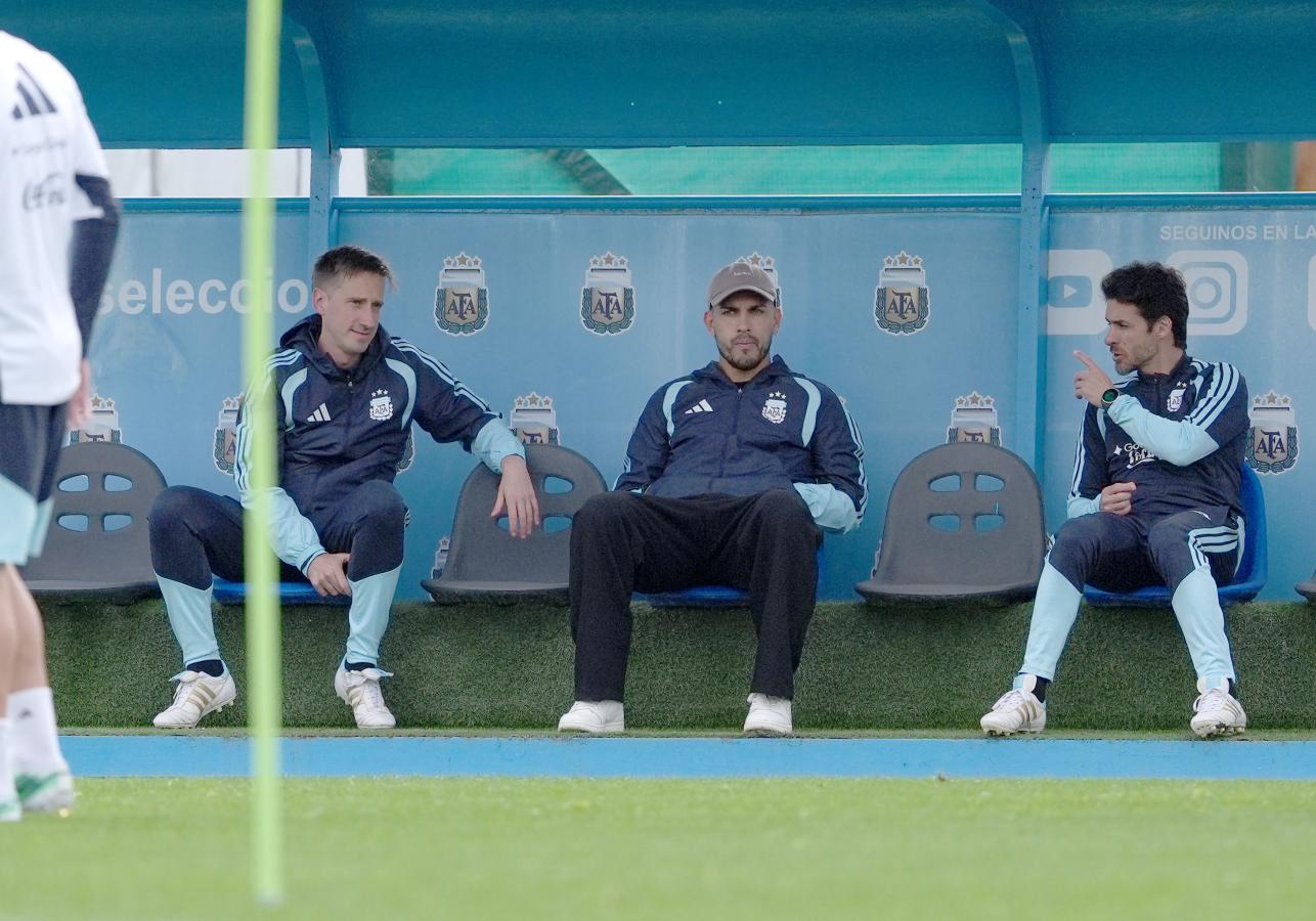 Imagen Paredes, de visita en la práctica de la Selección Argentina.