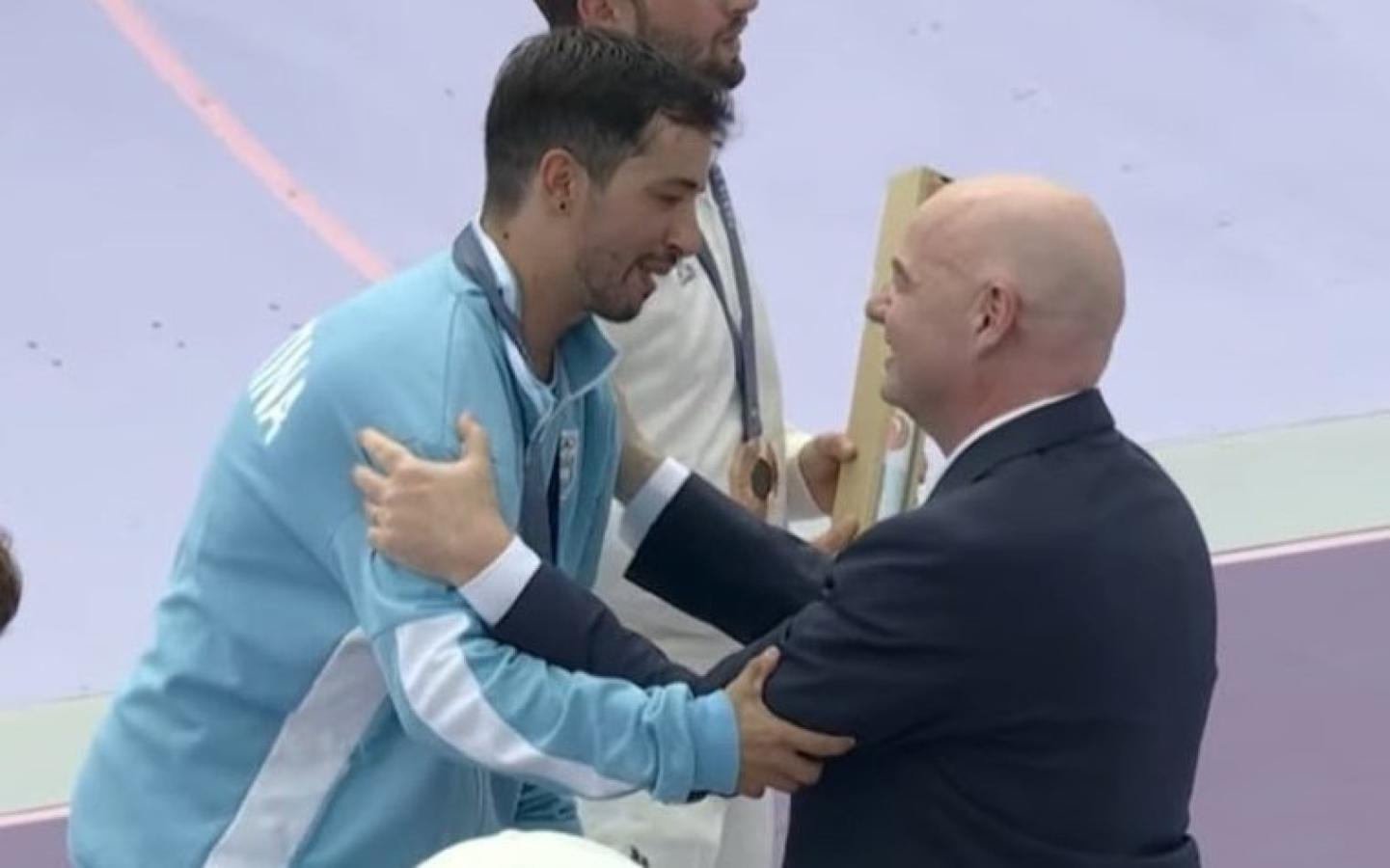 Imagen Gianni Infantino, presidente de la FIFA, le entregó la medalla al Maligno Torres.