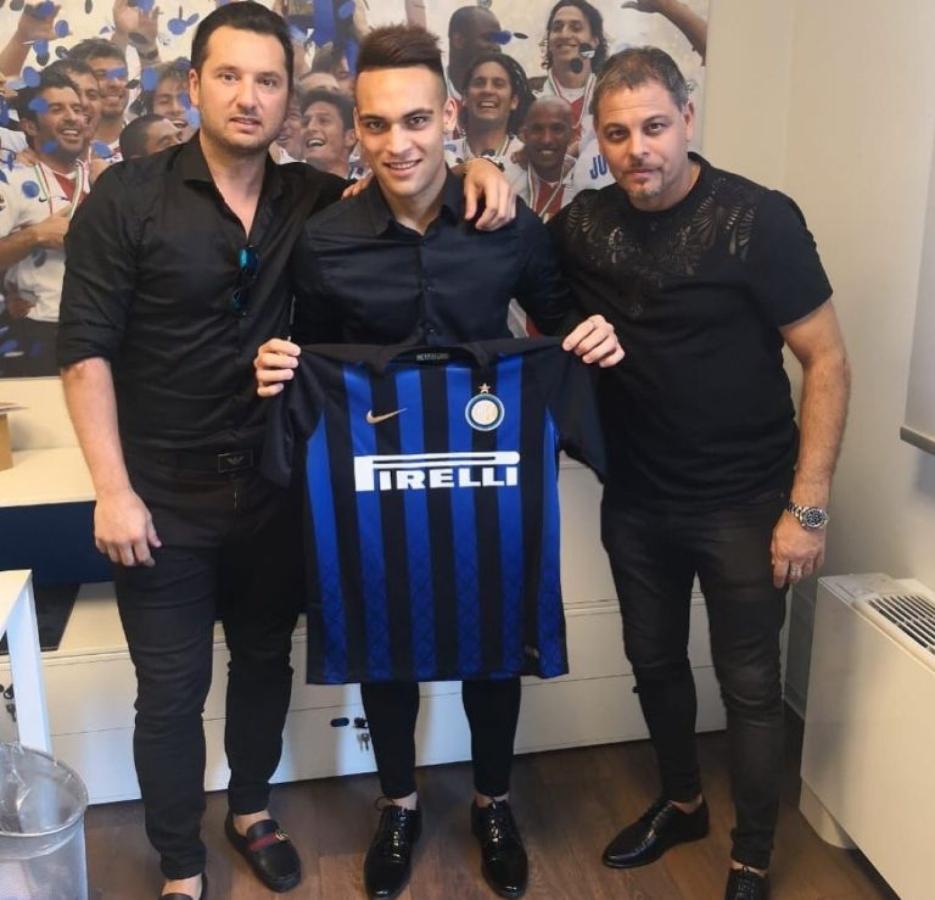 Imagen Los ex representantes de Lautaro Martínez, Roly Zárate y Beto Yaqué, le reclaman una comisión a Racing.