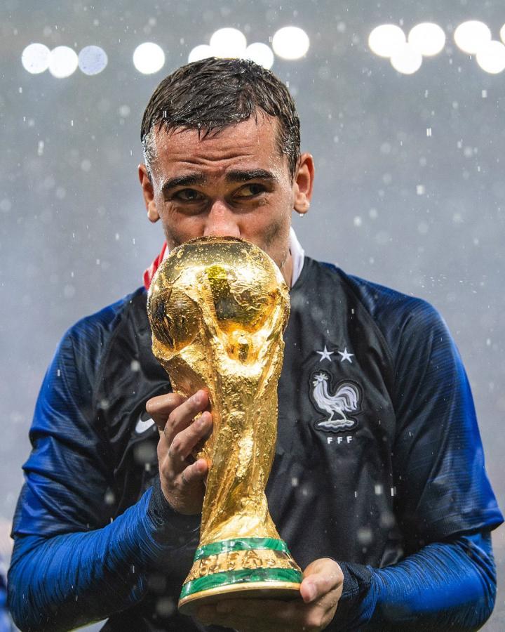 Imagen Griezmann besa la Copa del Mundo en 2018. En Qatar 2022 Argentina le ganó la final.
