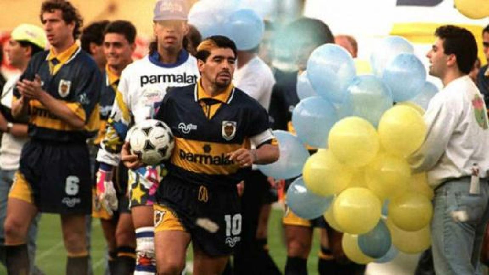 Imagen La mágica tarde en que Diego pisó la cancha de Boca 14 años después de su partida.