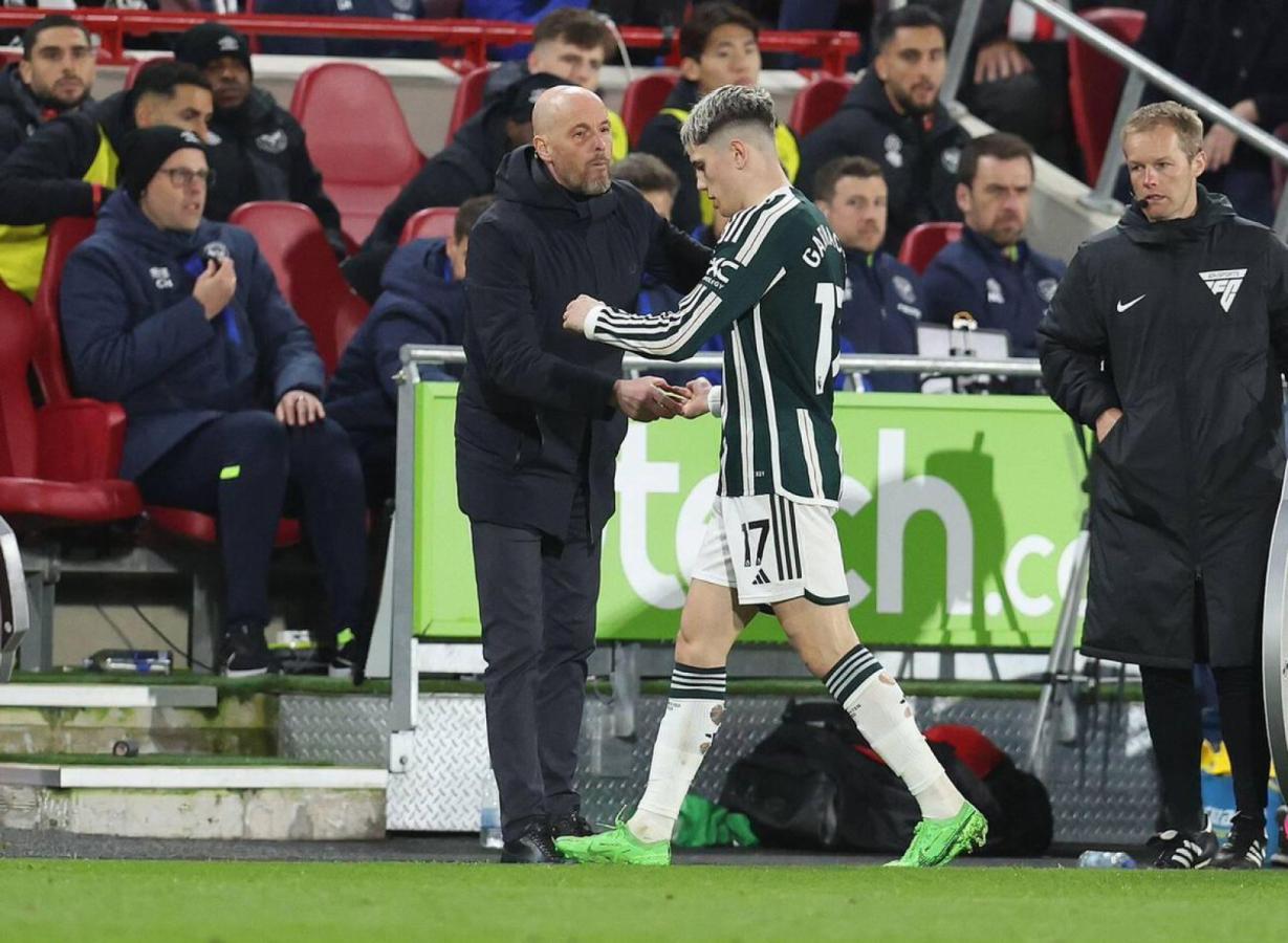 Imagen Ten Hag reemplaza a Garnacho. El argentino alterna titularidades con suplencias aunque esta temporada ha sumado más minutos.