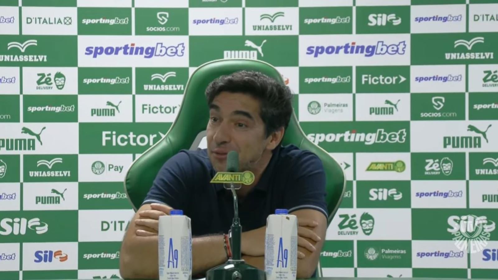 Imagen Abel Ferreira disparó contra la FIFA por "sacarle" jugadores en plena definición de campeonato.