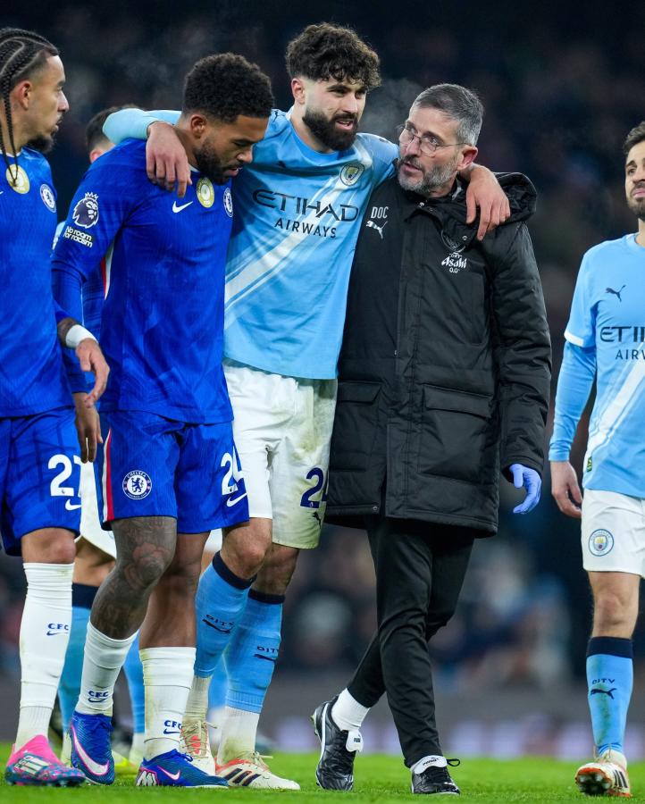 Imagen Gvardiol es asistido por Reece James para retirarse del campo.