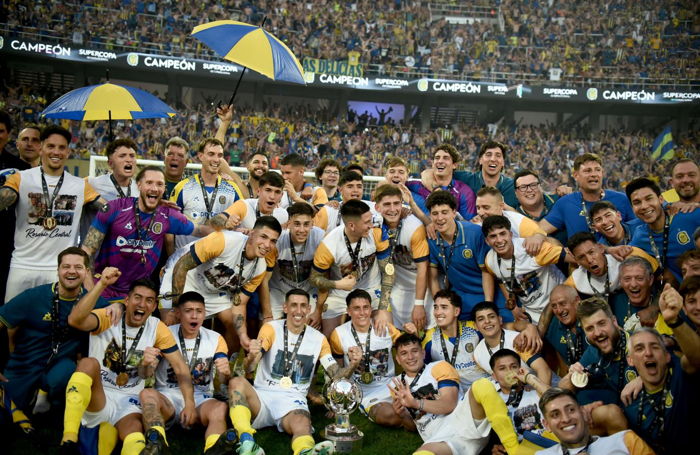 Imagen de El plantel de Central se acordó de Estudiantes en su llegada a Rosario: "Son los Pincharratas..."