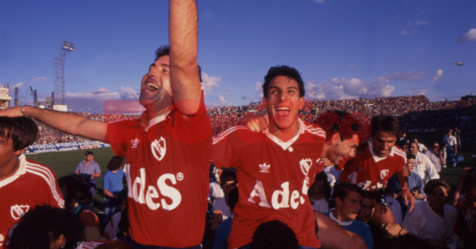 Imagen Perico Pérez y Gustavo López, dos de los jovenes campeones del Rojo. Atrás asoma Raúl Cascini. Foto: Archivo El Gráfico