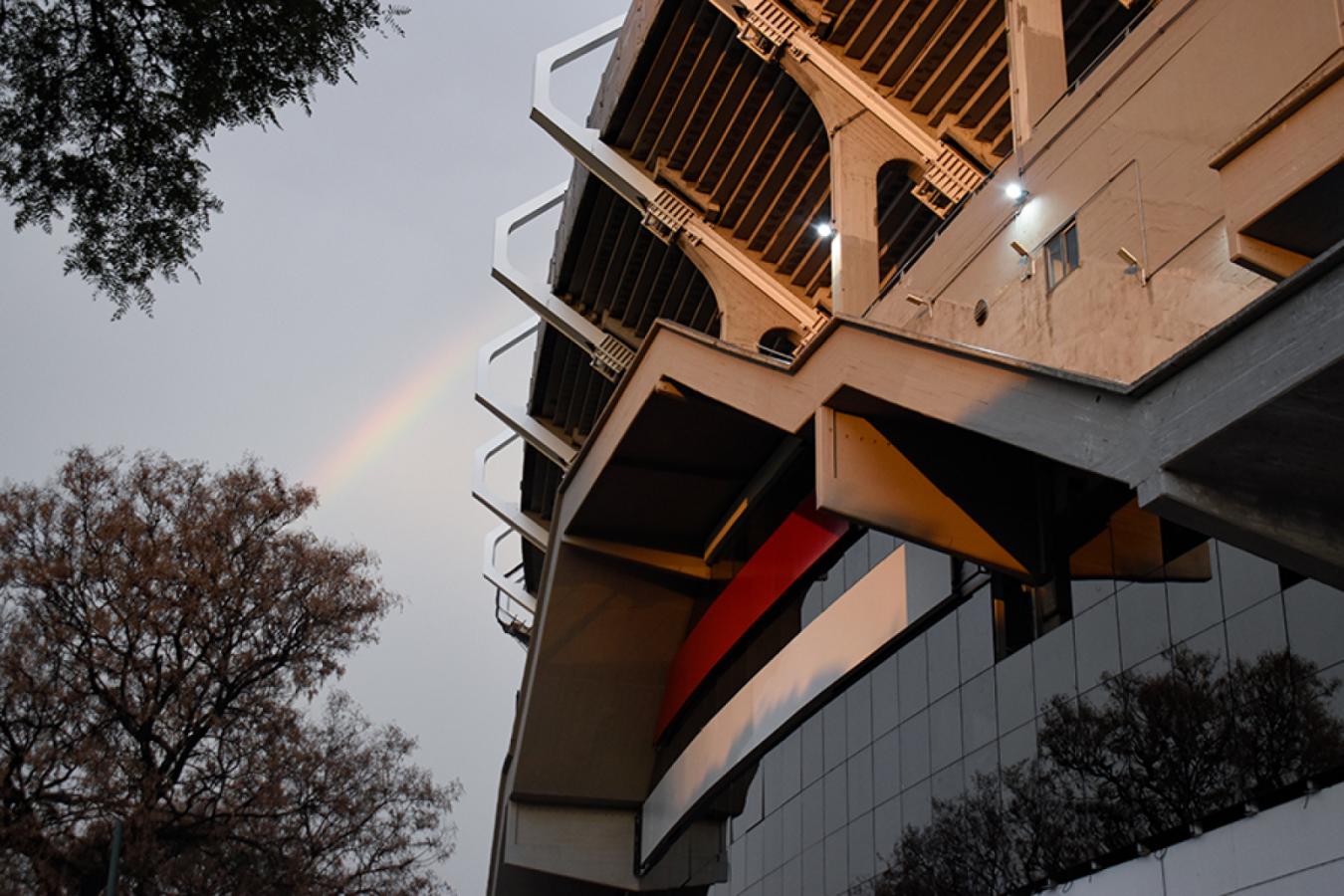 Imagen La fachada de la platea Belgrano las franjas de aluminio blanco y rojo.