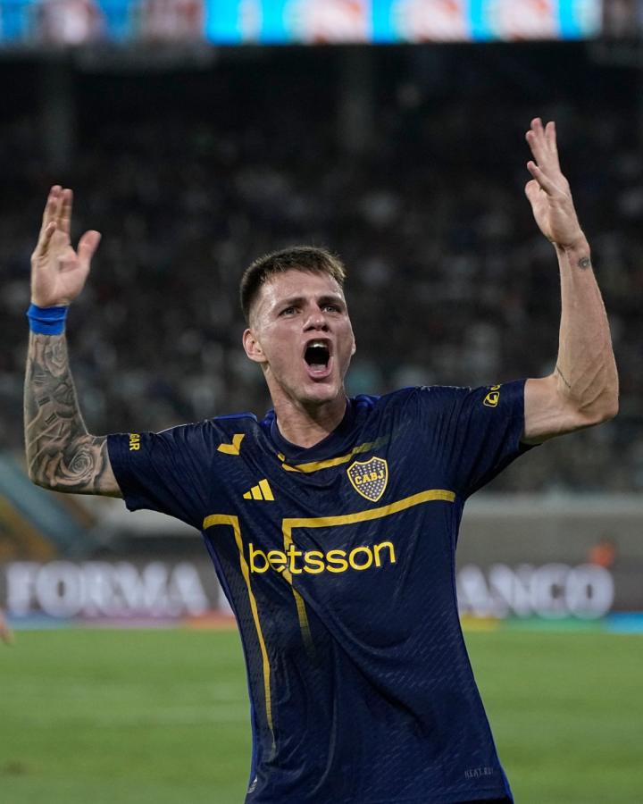 Imagen Kevin Zenón, afuera de los concentrados de Boca.