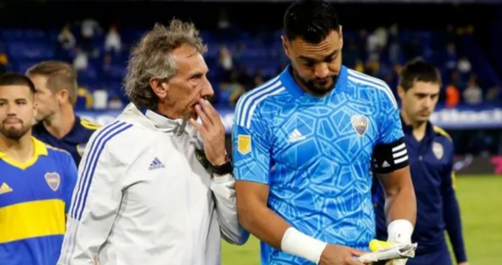 Imagen Fernando Gayoso, entrenador de arqueros de Boca hasta ahora, con Sergio Romero.