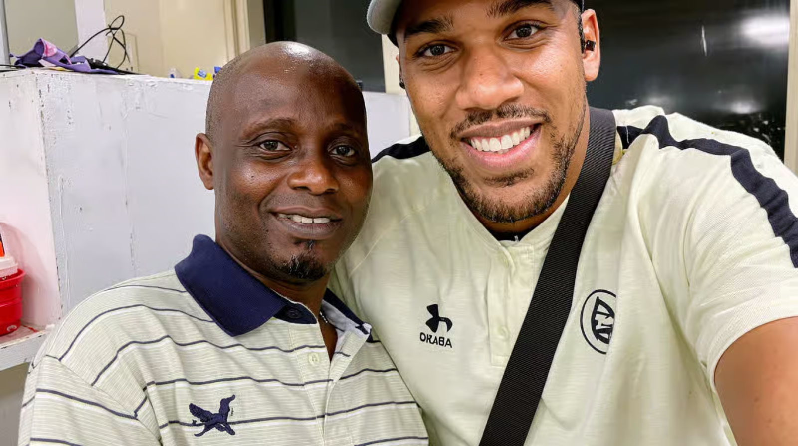 Imagen Adeniyi y Joshua, en un hospital de Nigeria. La situación judicial del chofer se complicó.