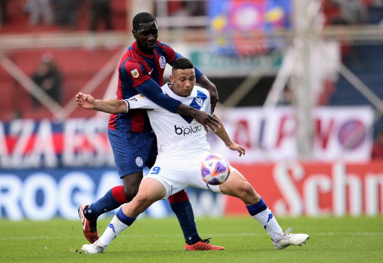 Imagen Cristian Zapata defendiendo los colores de San Lorenzo. Hoy le reclama plata. Foto: Fotobaires