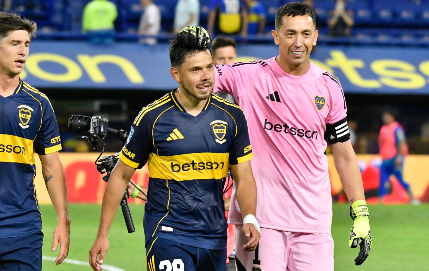 Imagen La satisfacción de Romero, saludado por Marchesín, tras su debut en Boca. Fotobaires.