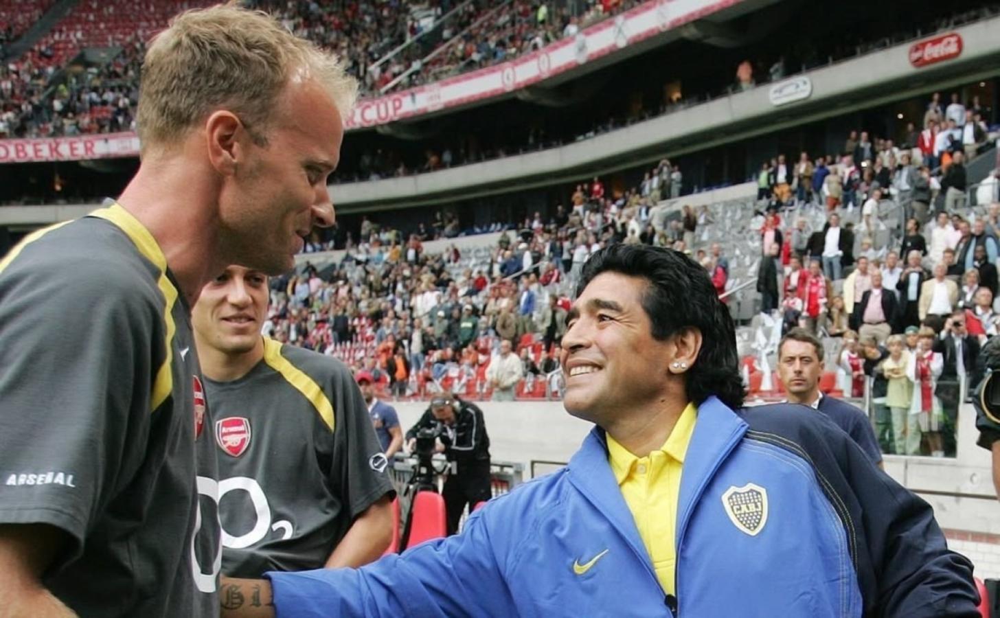 Imagen Maradona, con Dennis Bergkamp, en Europa como manager de Boca.