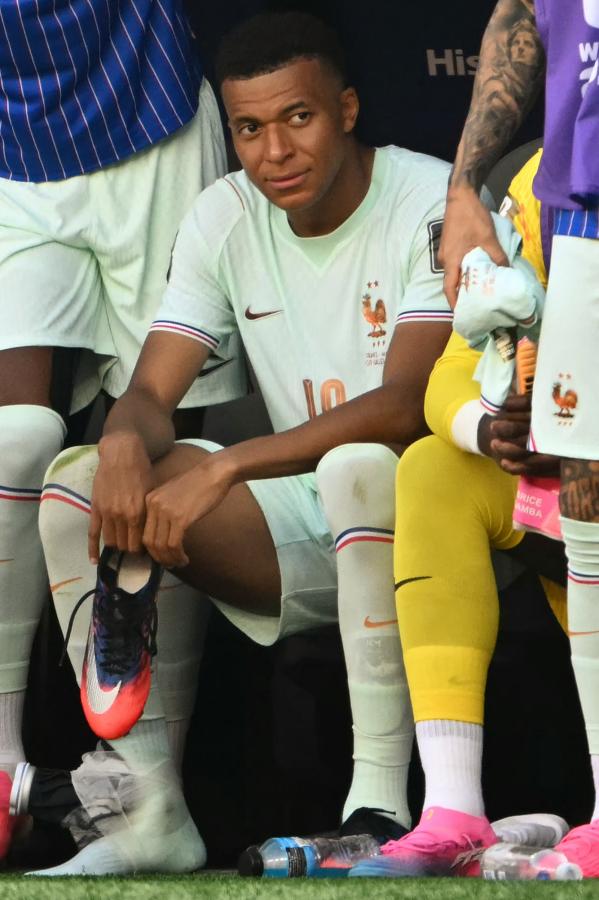 Imagen Mbappé, en el banco y con hielo en el tobillo derecho.