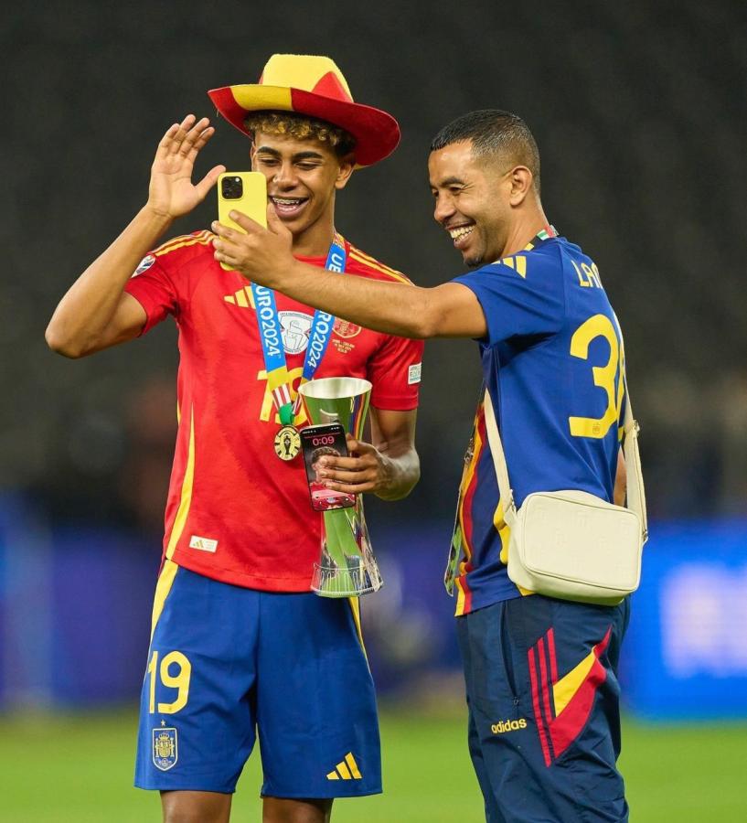 Imagen Lamine Yamal y su padre durante los festejos de la última Eurocopa.