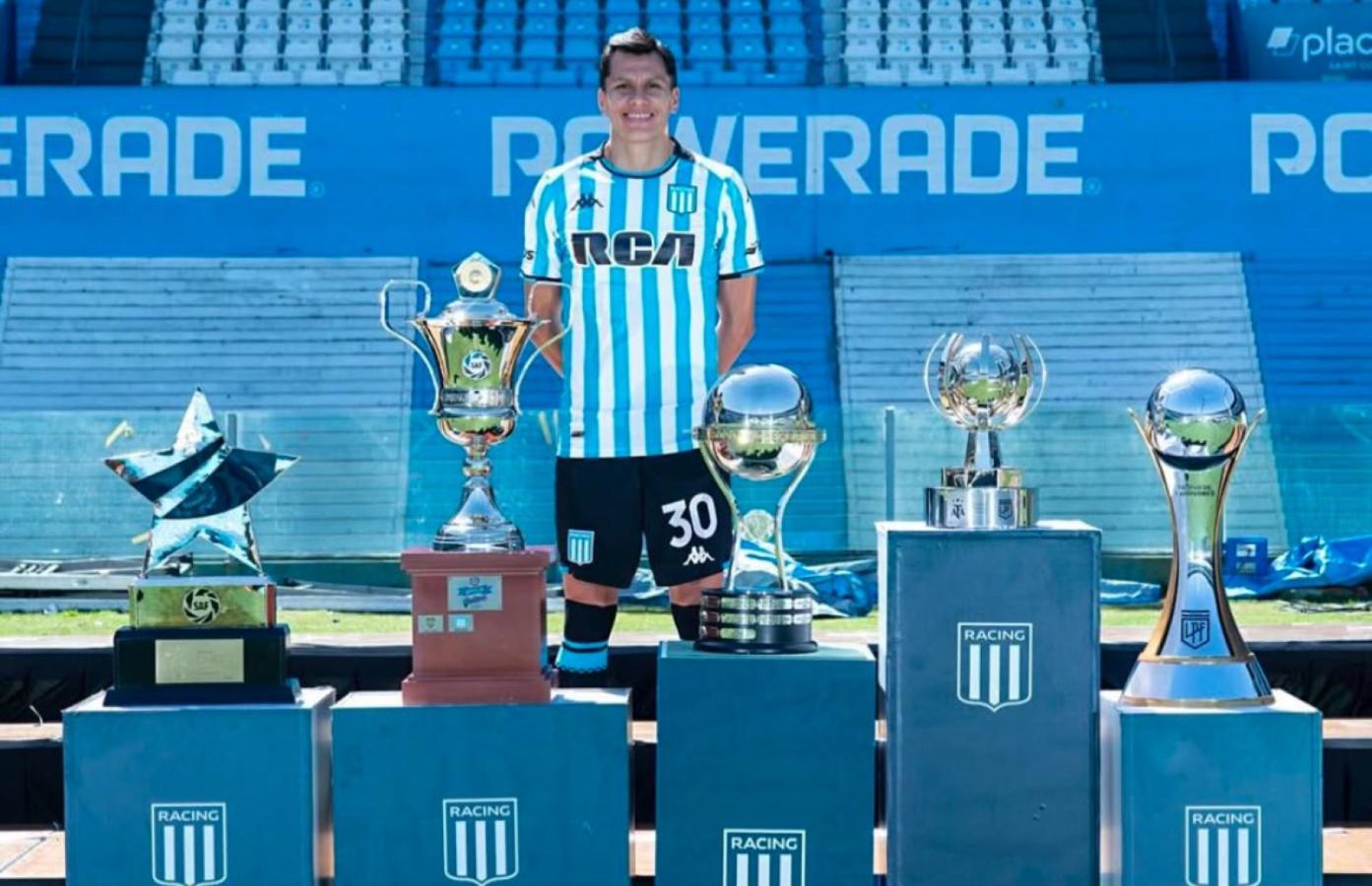 Imagen Sigali y los cinco trofeos que obtuvo con Racing.