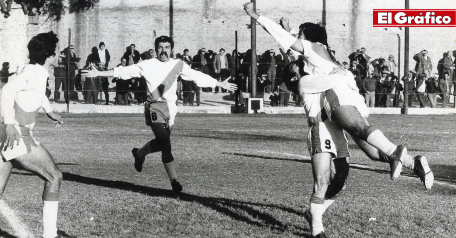 Imagen Juan Taverna, en alzas, festeja un gol de Banfield