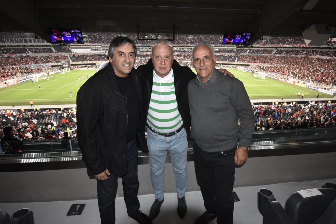 Imagen Francescoli, Alonso y Alzamendi en el Monumental en abril de 2024.