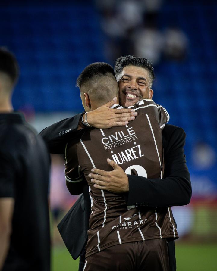 Imagen Pese al enojo puntual con Domínguez, Sergio Gómez celebró el triunfazo en Liniers.