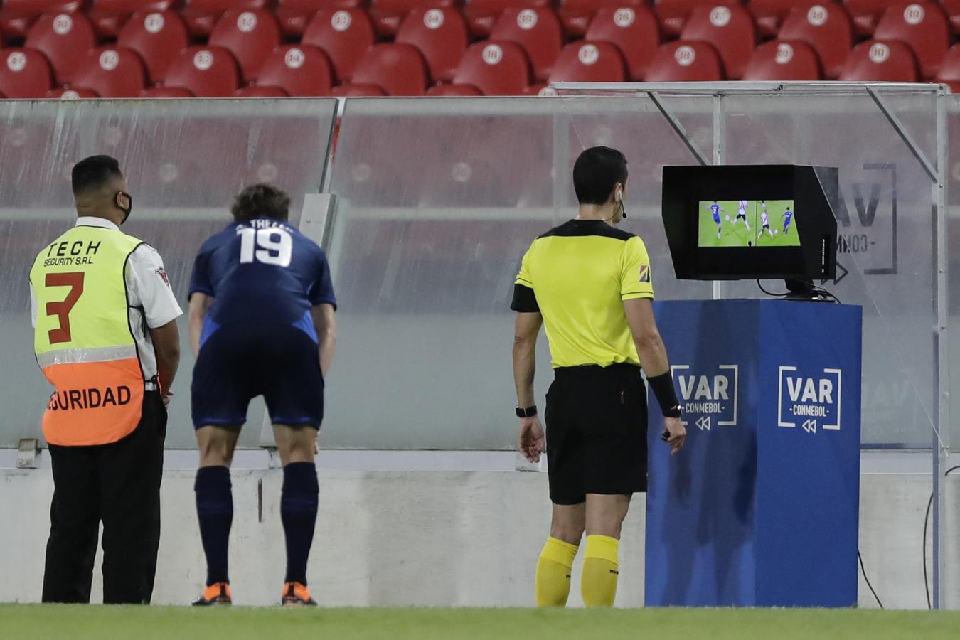 Imagen Andrés Rojas revisa un posible penal a favor de River en un duelo copero ante Nacional. Foto: AFP