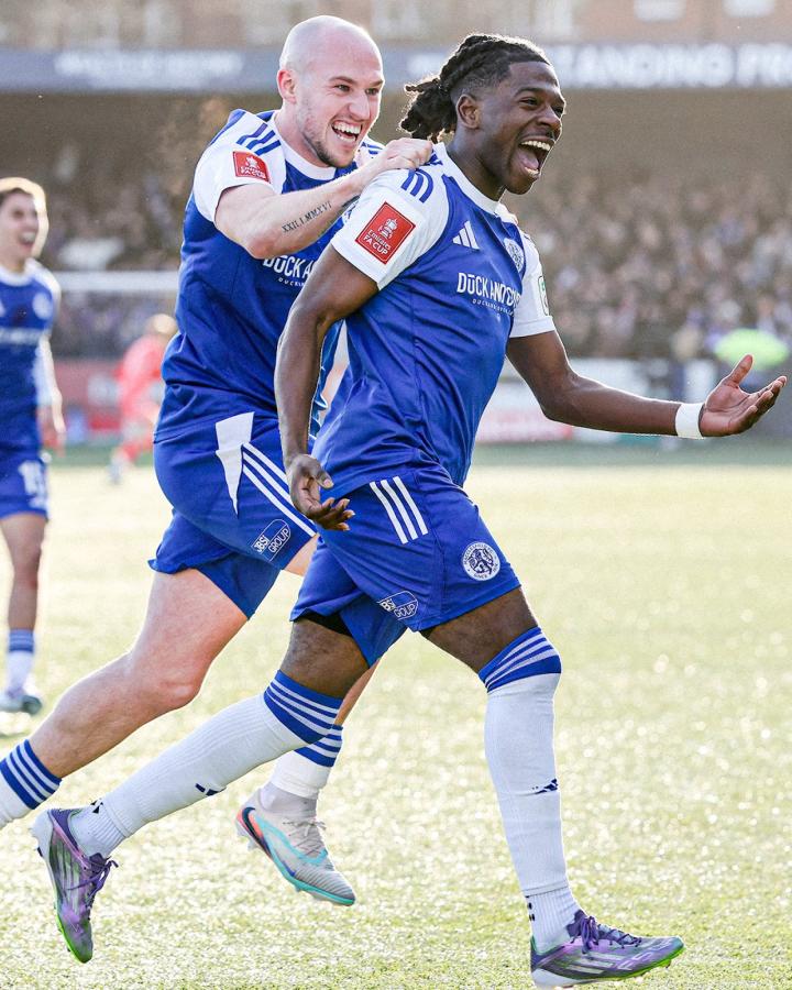 Imagen El festejo loco de Isaac Buckley tras el segundo tanto de Macclesfield.