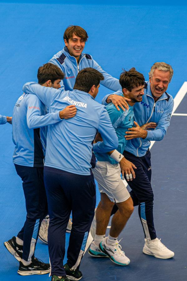 Imagen La alegría del equipo argentino al vencer a Noruega.