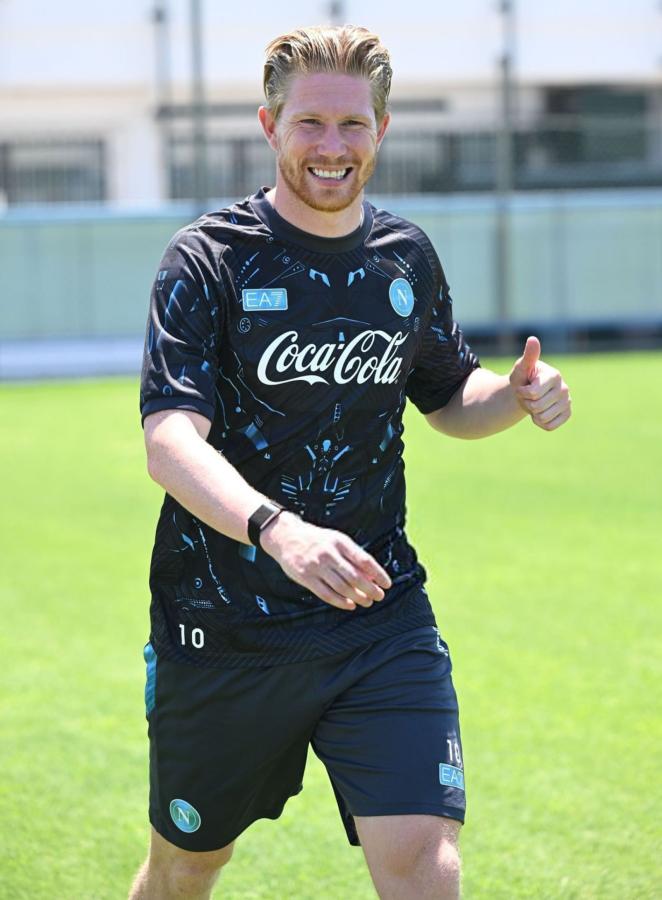 Imagen De Bruyne, con el número 10 en la ropa de entrenamiento de Napoli.