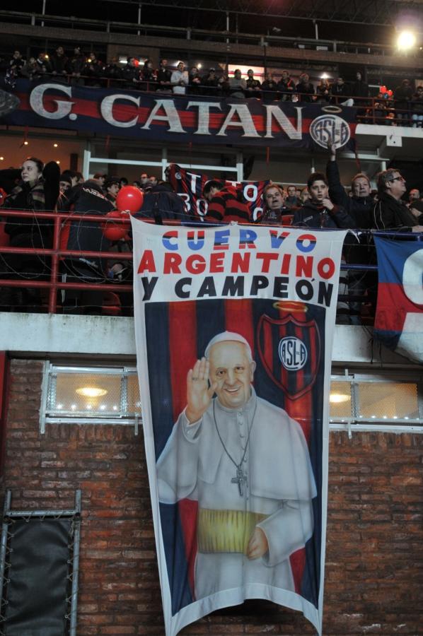 Imagen Otra de las banderas dedicadas a Bergoglio.