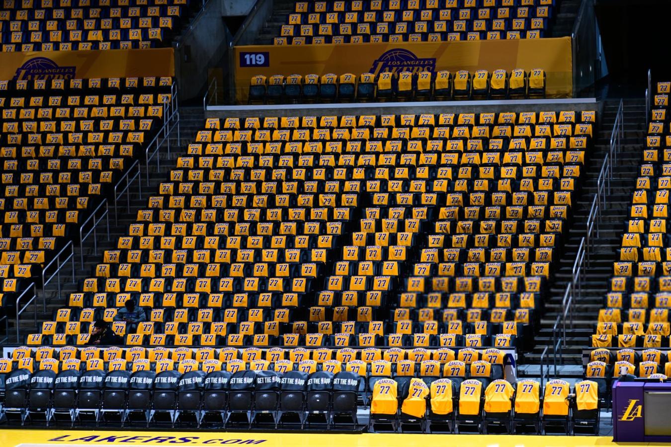 Imagen El Crypto Arena, plagado de camisetas de Doncic de regalo con el número 77 para sus fans.