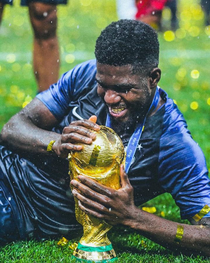 Imagen Umtiti y la Copa del Mundo obtenida en 2018 en Rusia.