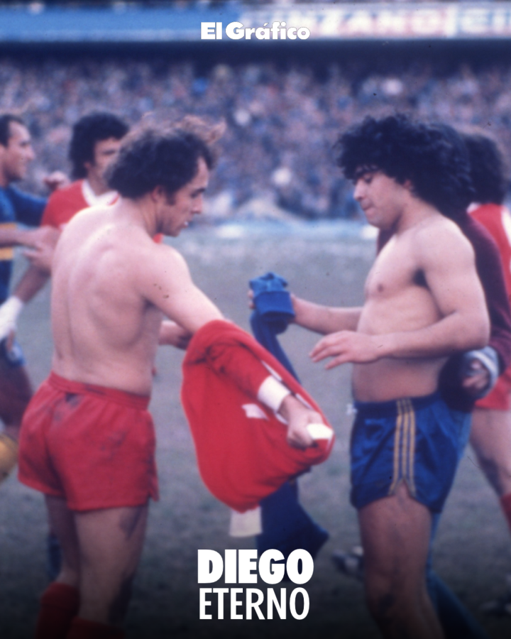 Imagen Maradona con Bochini, en el partido entre Boca Juniors e Independiente, disputado el 28 de junio de 1981 en La Bombonera por la fecha 26 del Metropolitano.
