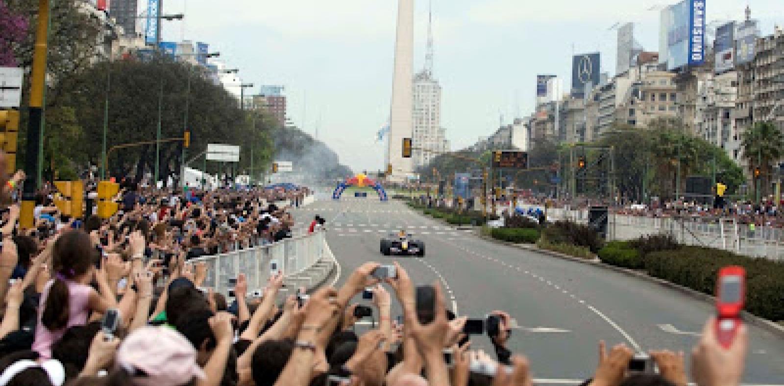 Imagen David Coulthard dio una exhibición a fines de 2008 con Red Bull sobre la Avenidad 9 de Julio.