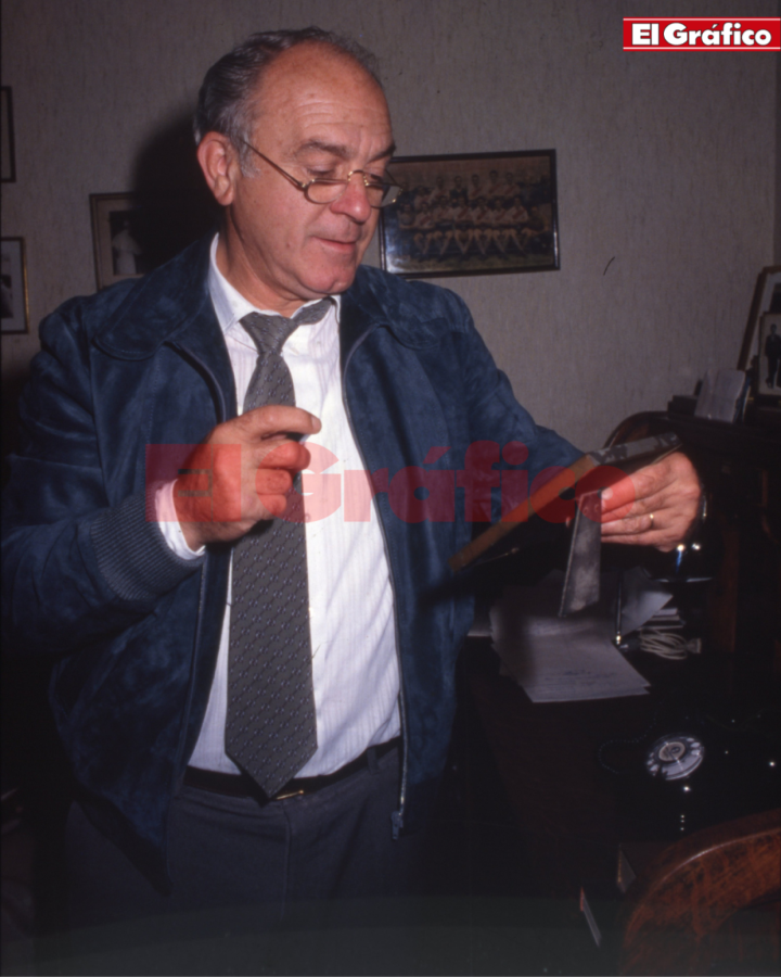 Imagen Don Alfredo mirando los recuerdos de su infancia