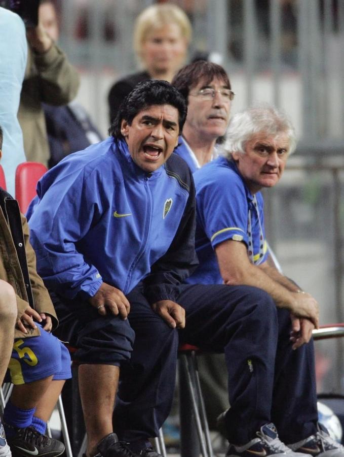 Imagen Maradona brinda indicaciones desde el banco de Boca.