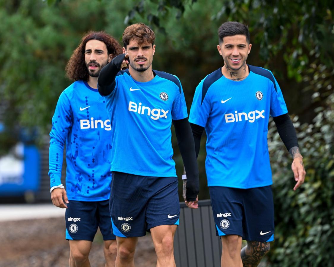 Imagen Cucurella, Pedro Neto y Enzo Fernández: Tres de los 22 futbolistas que trabajan con Maresca.