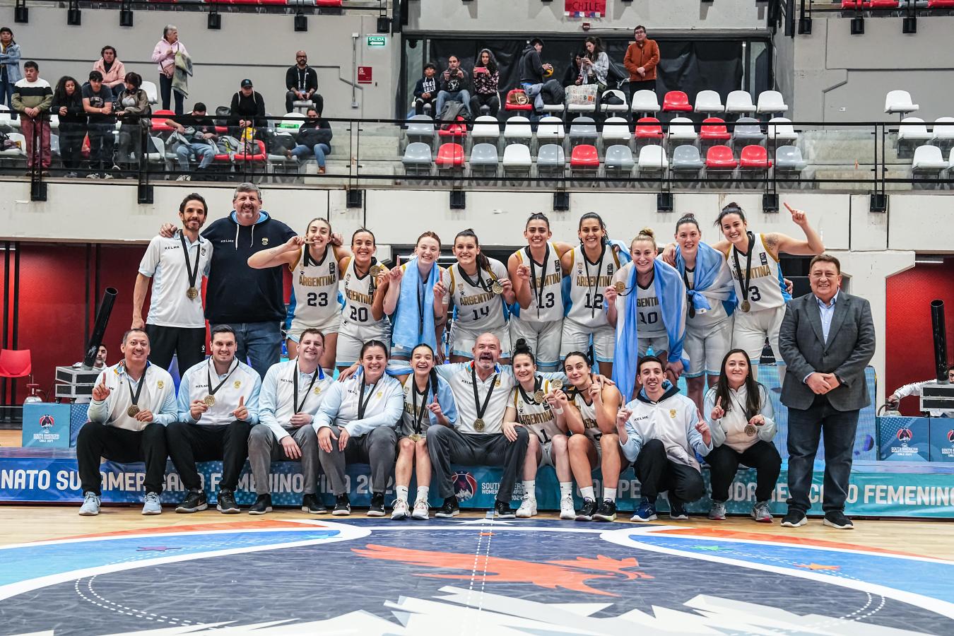 Imagen Martínez junto a las jugadoras del seleccionado albiceleste