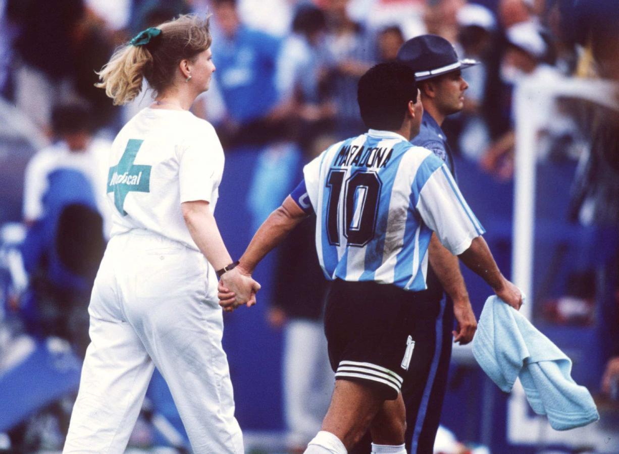 Imagen Diego, con la enfermera: la imagen más icónica de su doping en el Mundial 94.