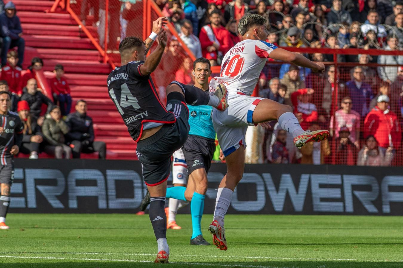 Imagen González Pírez sufrió el partido en La Paternal y terminó lesionado. Foto: Prensa AAAJ