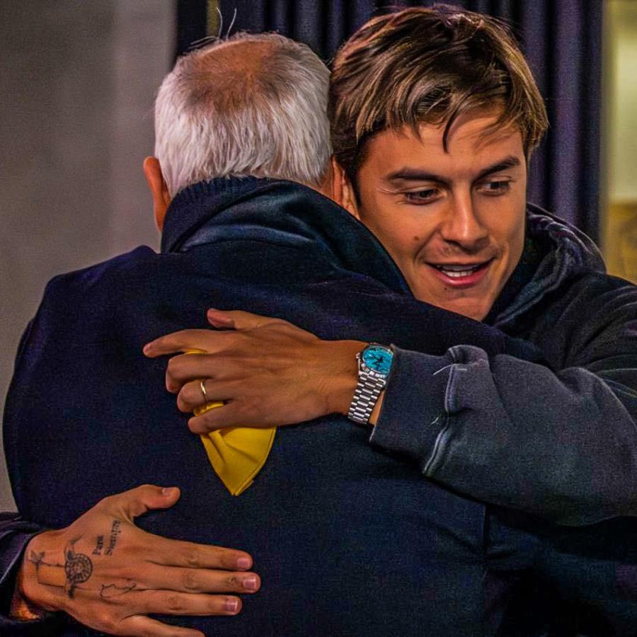Imagen El abrazo entre Claudio Ranieri y Dybala.