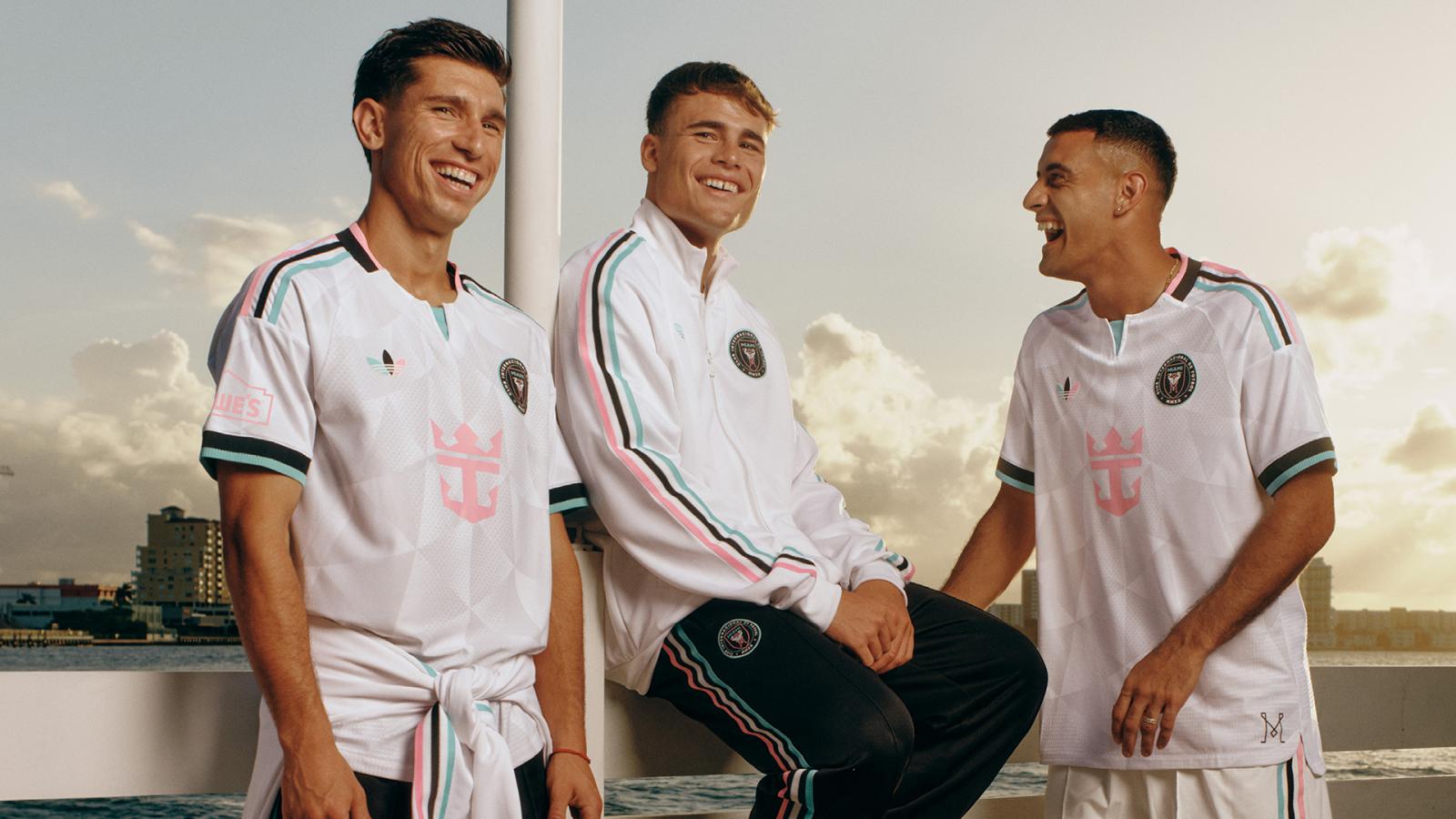 Imagen Cenit, la nueva indumentaria de Inter Miami: los argentinos Facundo Mura, Mateo Silvetti y el nacinalizado mexicano Germán Berterame posaron con el flamante uniforme.